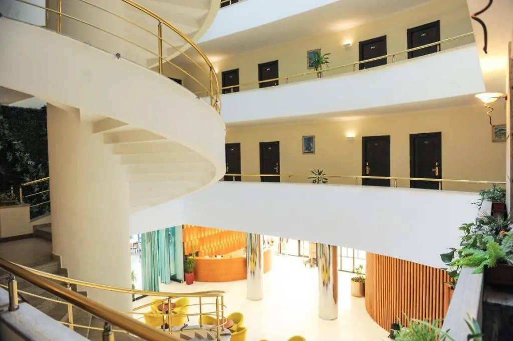 Hotel Leonardo Shkallnur