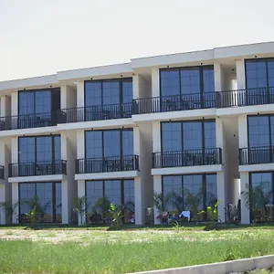 Hotel Posh, Rrogozhine